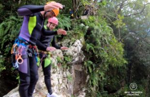 Olivier explaining how to tackle a high jump, canyoning the Reunion Island